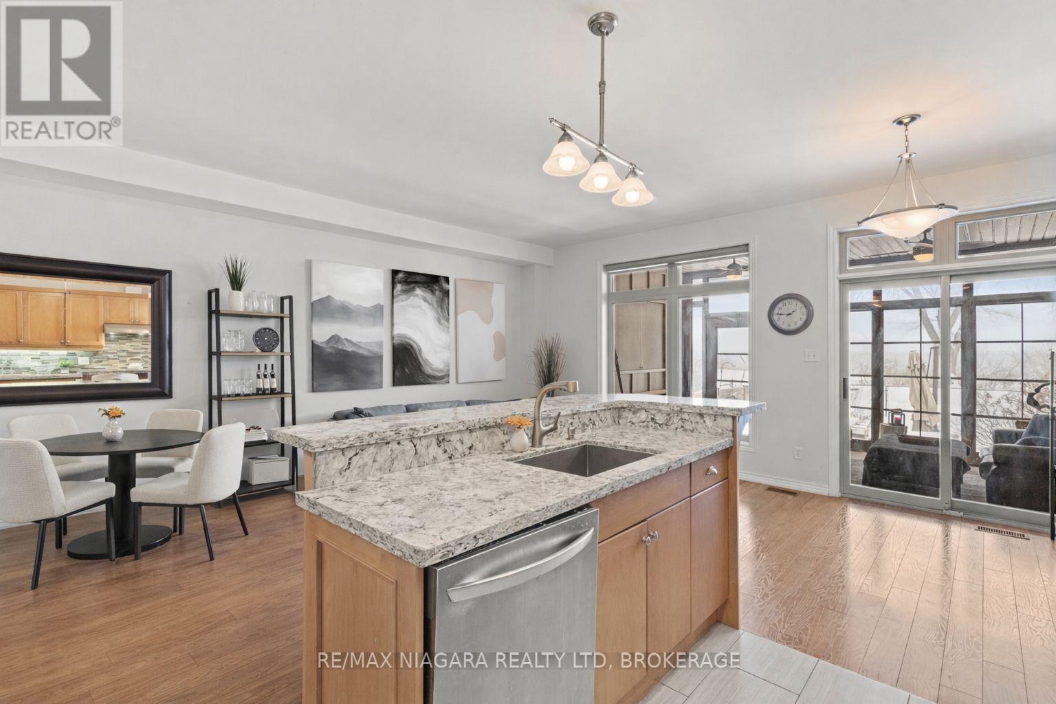 1069 Beach Boulevard, Hamilton (Hamilton Beach), Ontario  L8H 6Z9 - Photo 8 - X12950128