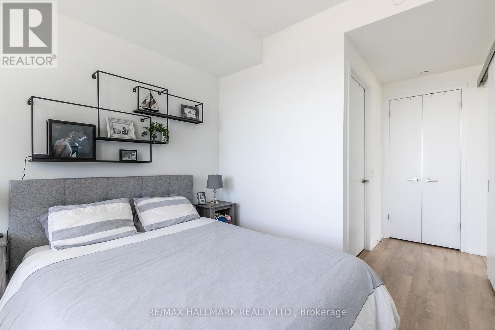 2409 - 197 Yonge Street, Toronto, Ontario  M5B 1M4 - Photo 11 - C12950190