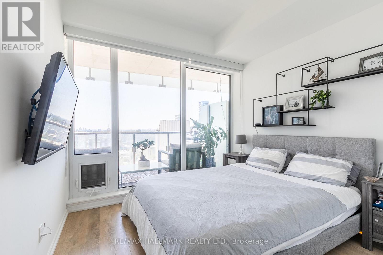 2409 - 197 Yonge Street, Toronto, Ontario  M5B 1M4 - Photo 13 - C12950190