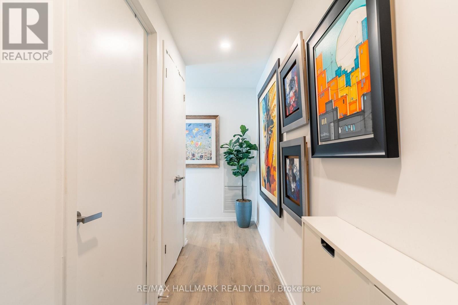 2409 - 197 Yonge Street, Toronto, Ontario  M5B 1M4 - Photo 2 - C12950190