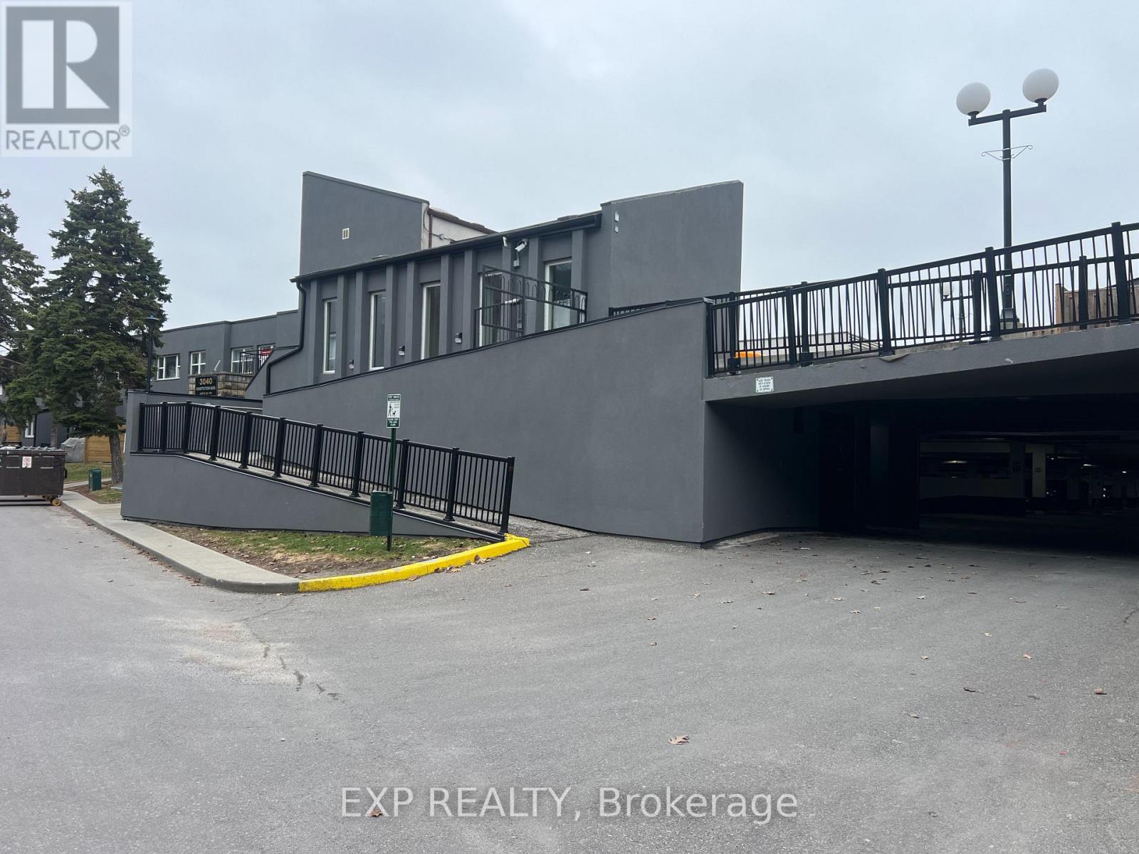 3040 Constitution Boulevard, Mississauga, Ontario  L4Y 3X7 - Photo 2 - W12947754