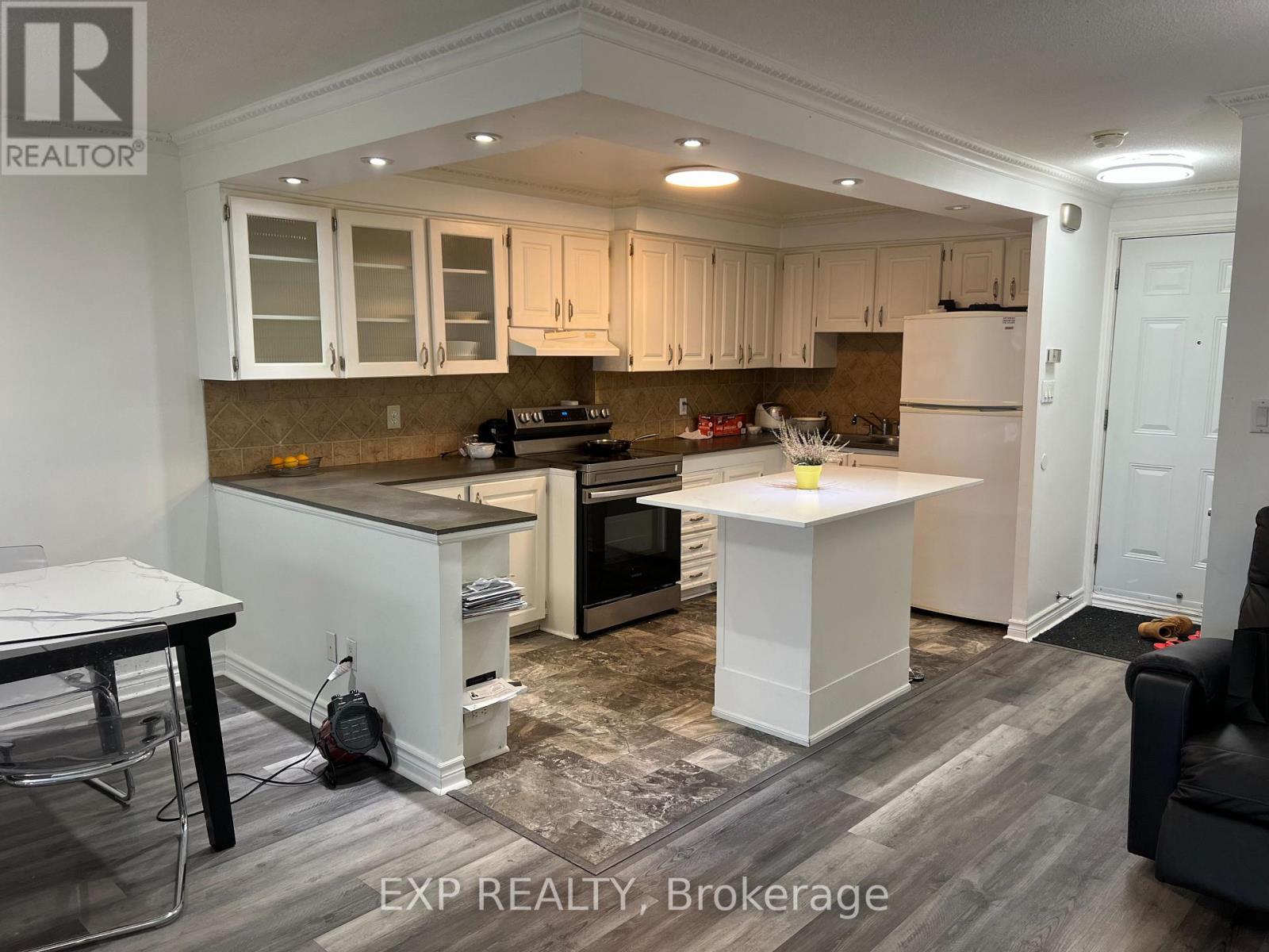 3040 Constitution Boulevard, Mississauga, Ontario  L4Y 3X7 - Photo 3 - W12947754