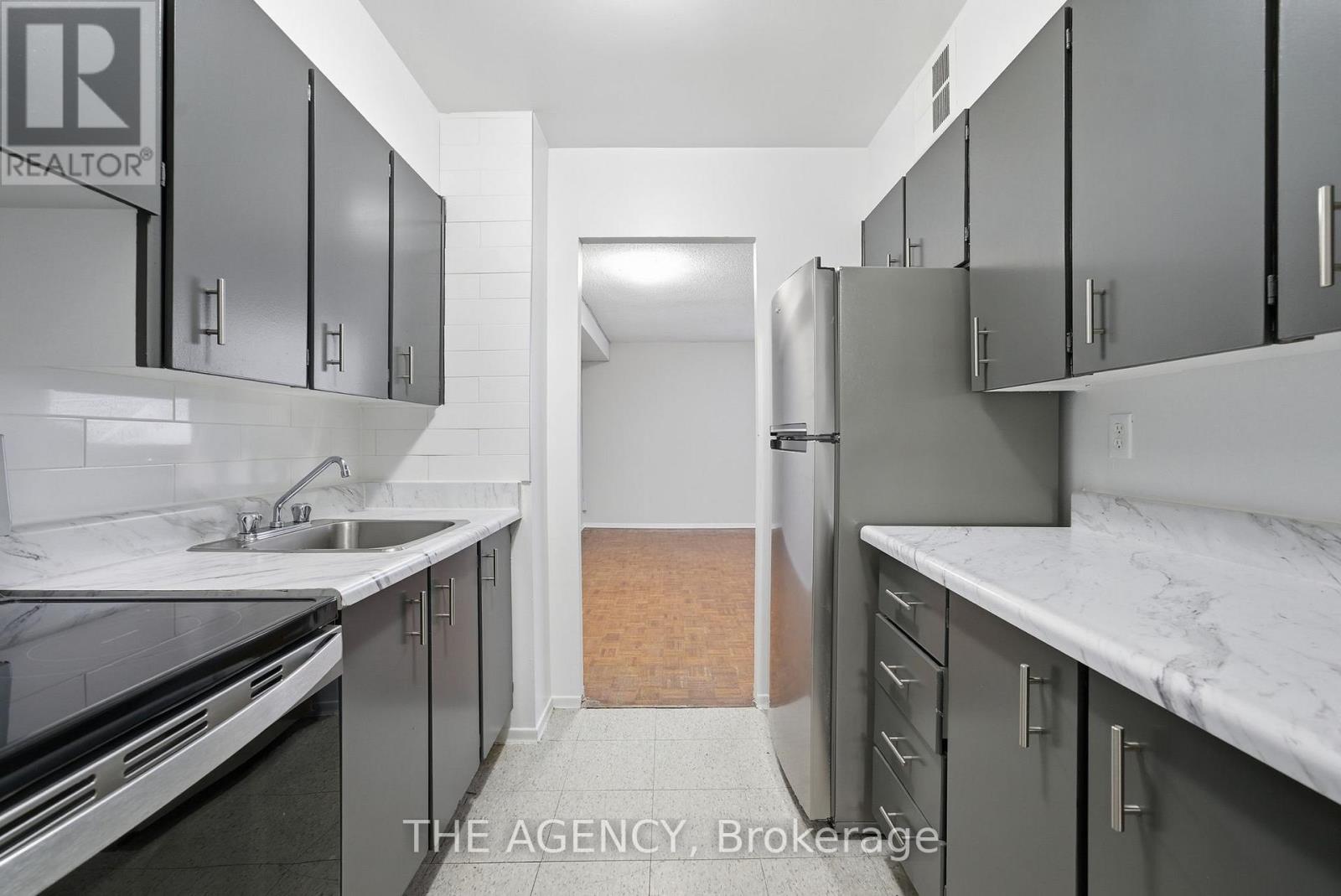 2009a - 2350 Dundas Street W, Toronto, Ontario  M6P 4B1 - Photo 2 - W12950140