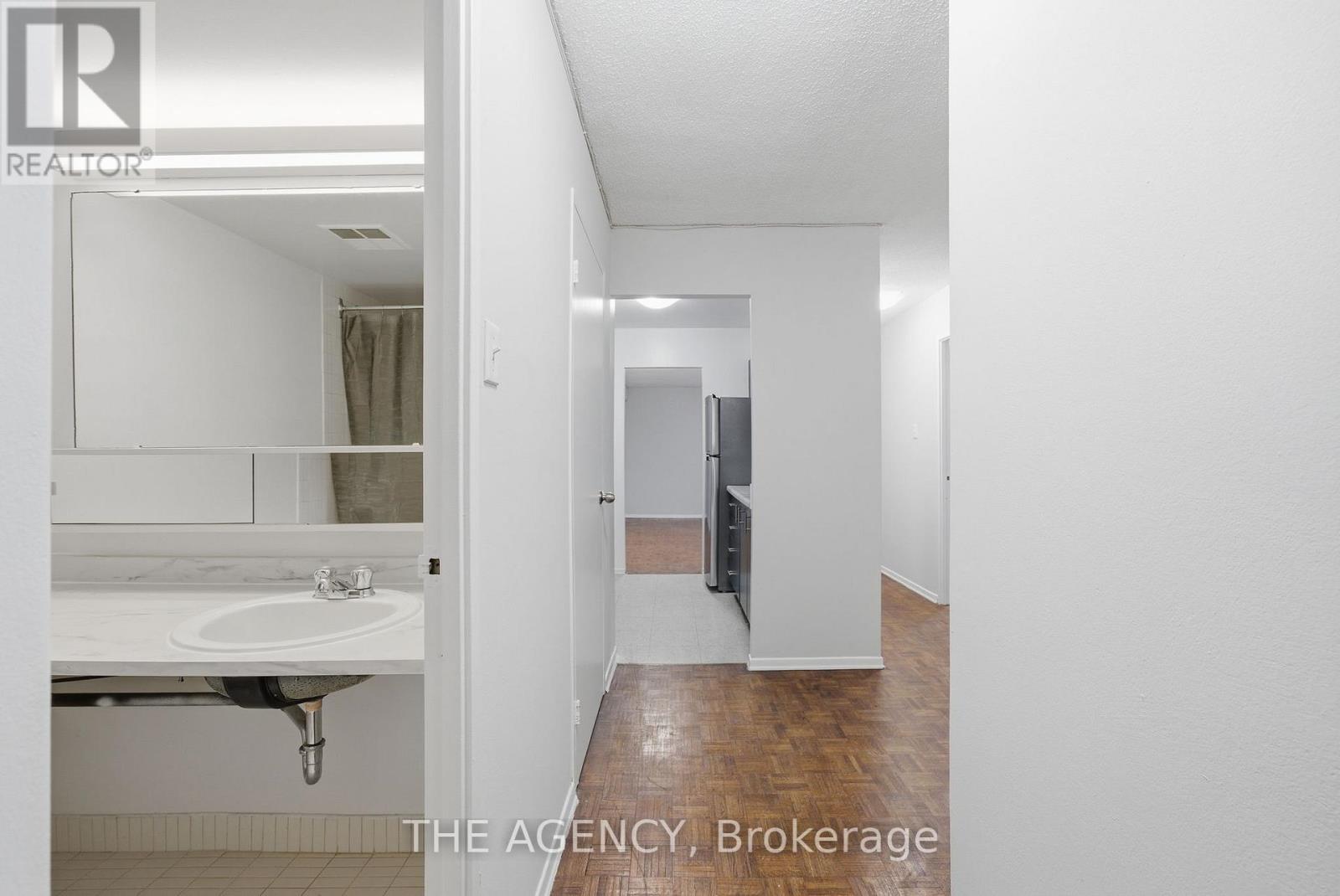 2009a - 2350 Dundas Street W, Toronto, Ontario  M6P 4B1 - Photo 8 - W12950140