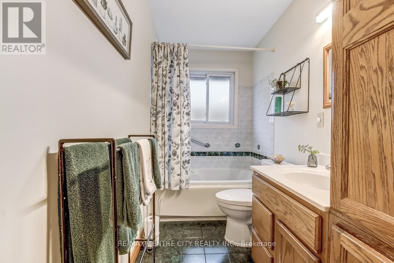 26 Manor Road, St. Thomas, Ontario  N5R 5C9 - Photo 10 - X12950506