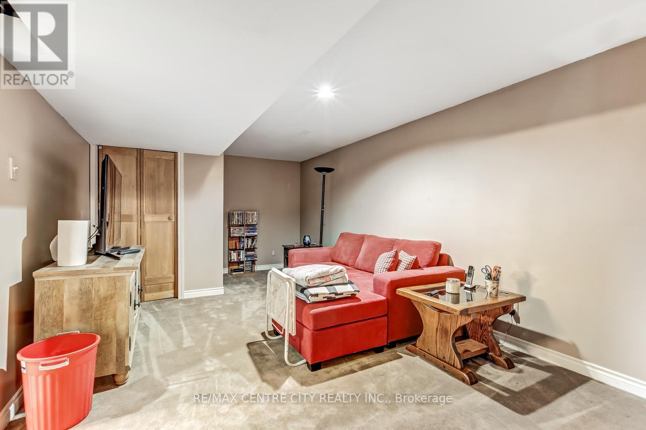 26 Manor Road, St. Thomas, Ontario  N5R 5C9 - Photo 14 - X12950506