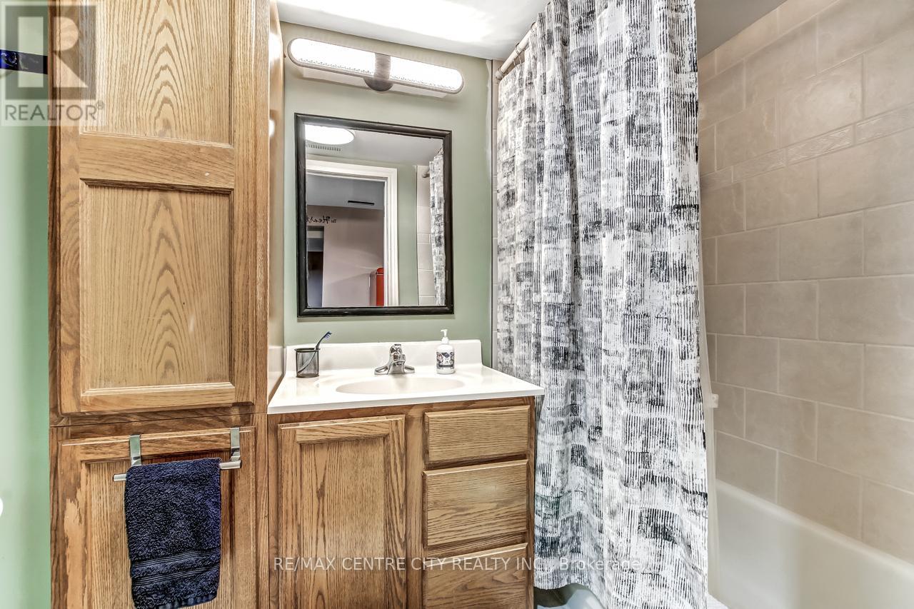 26 Manor Road, St. Thomas, Ontario  N5R 5C9 - Photo 18 - X12950506