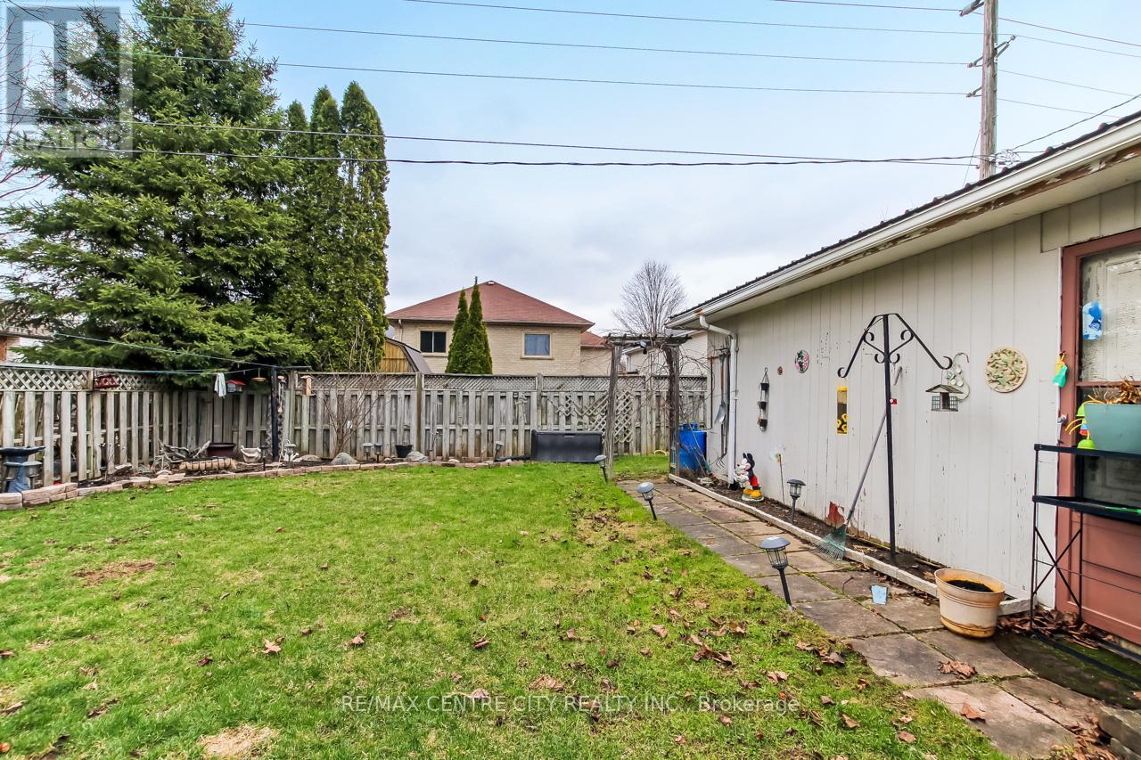 26 Manor Road, St. Thomas, Ontario  N5R 5C9 - Photo 21 - X12950506