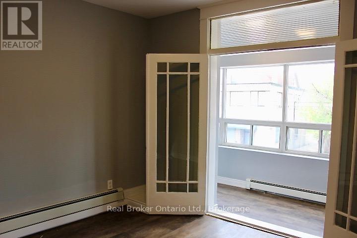 2 - 590 Main Street E, Hamilton, Ontario  L8M 1J6 - Photo 6 - X12950392