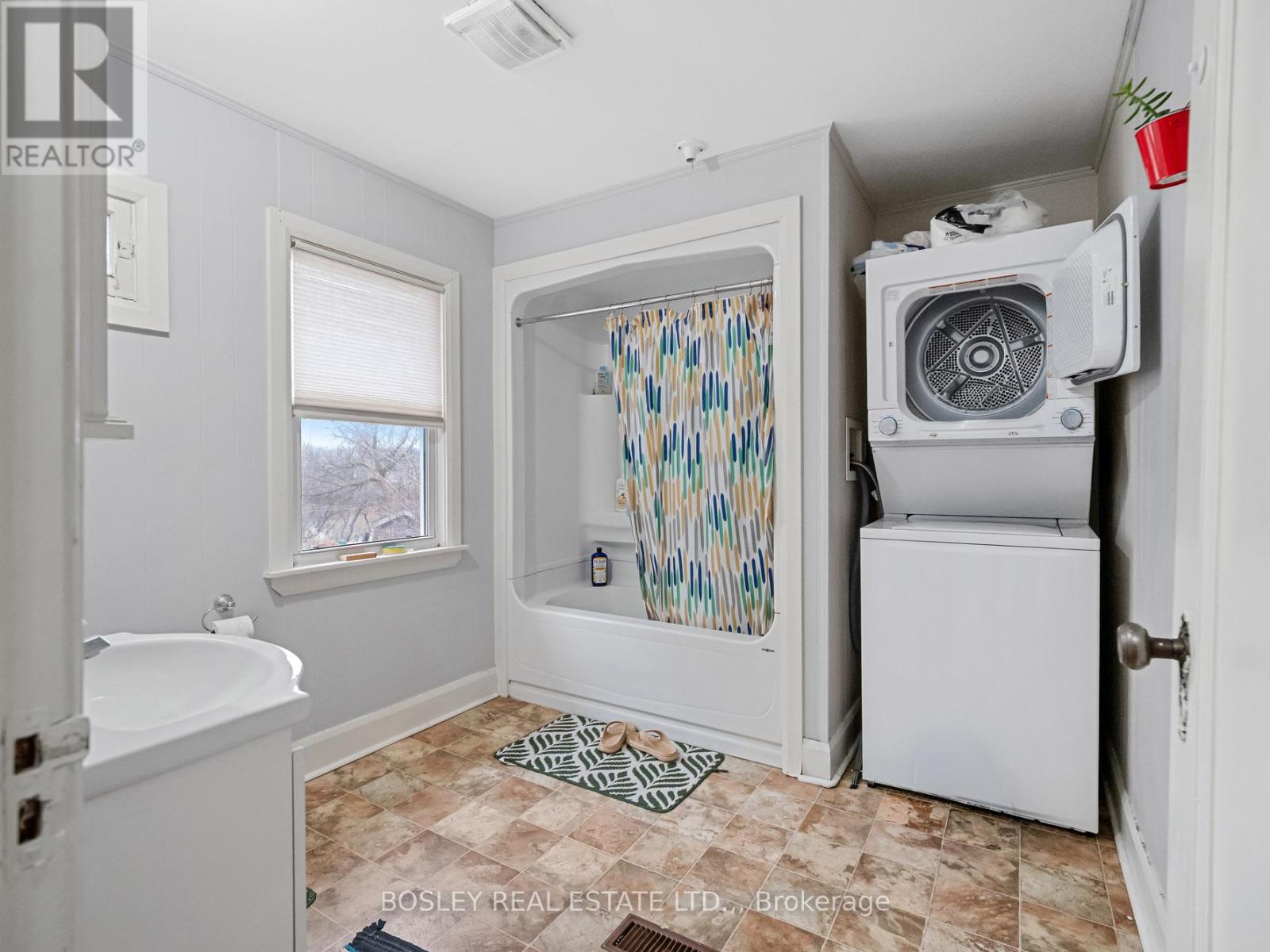 121 Oakdale Avenue, St. Catharines, Ontario  L2P 2L3 - Photo 42 - X12950496