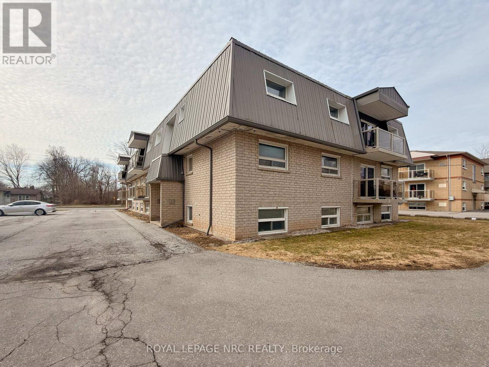 7 - 90 Woodlawn Road, Welland, Ontario  L3C 3J5 - Photo 2 - X12950658