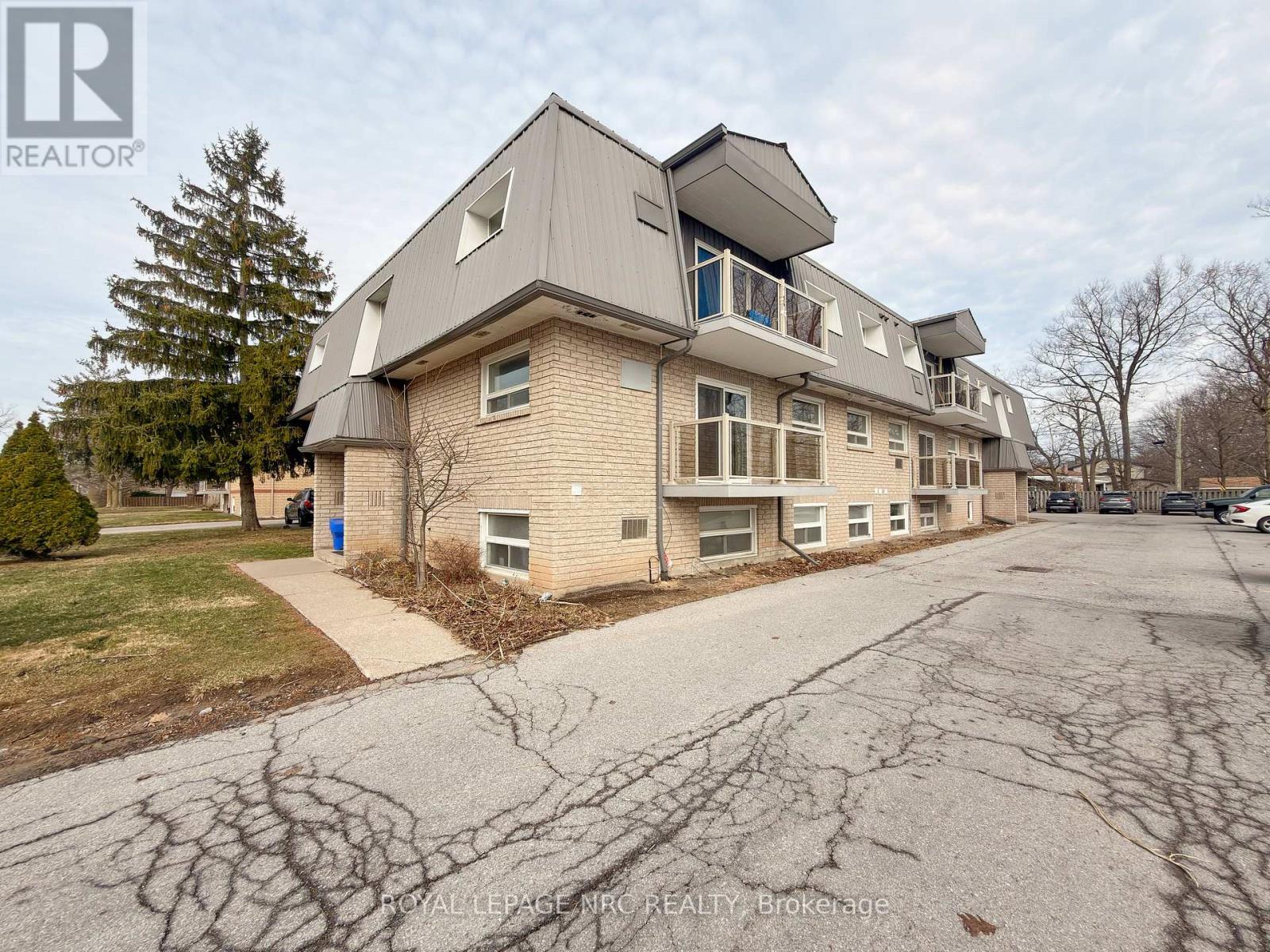 7 - 90 Woodlawn Road, Welland, Ontario  L3C 3J5 - Photo 3 - X12950658