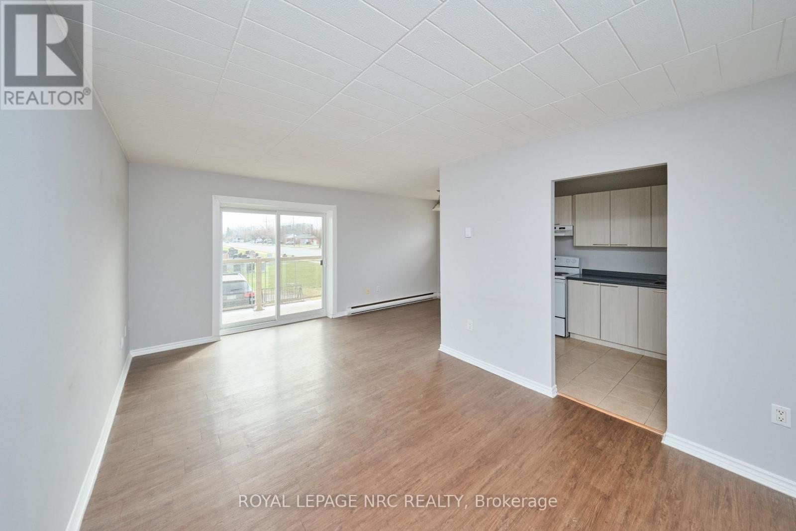 7 - 90 Woodlawn Road, Welland, Ontario  L3C 3J5 - Photo 5 - X12950658