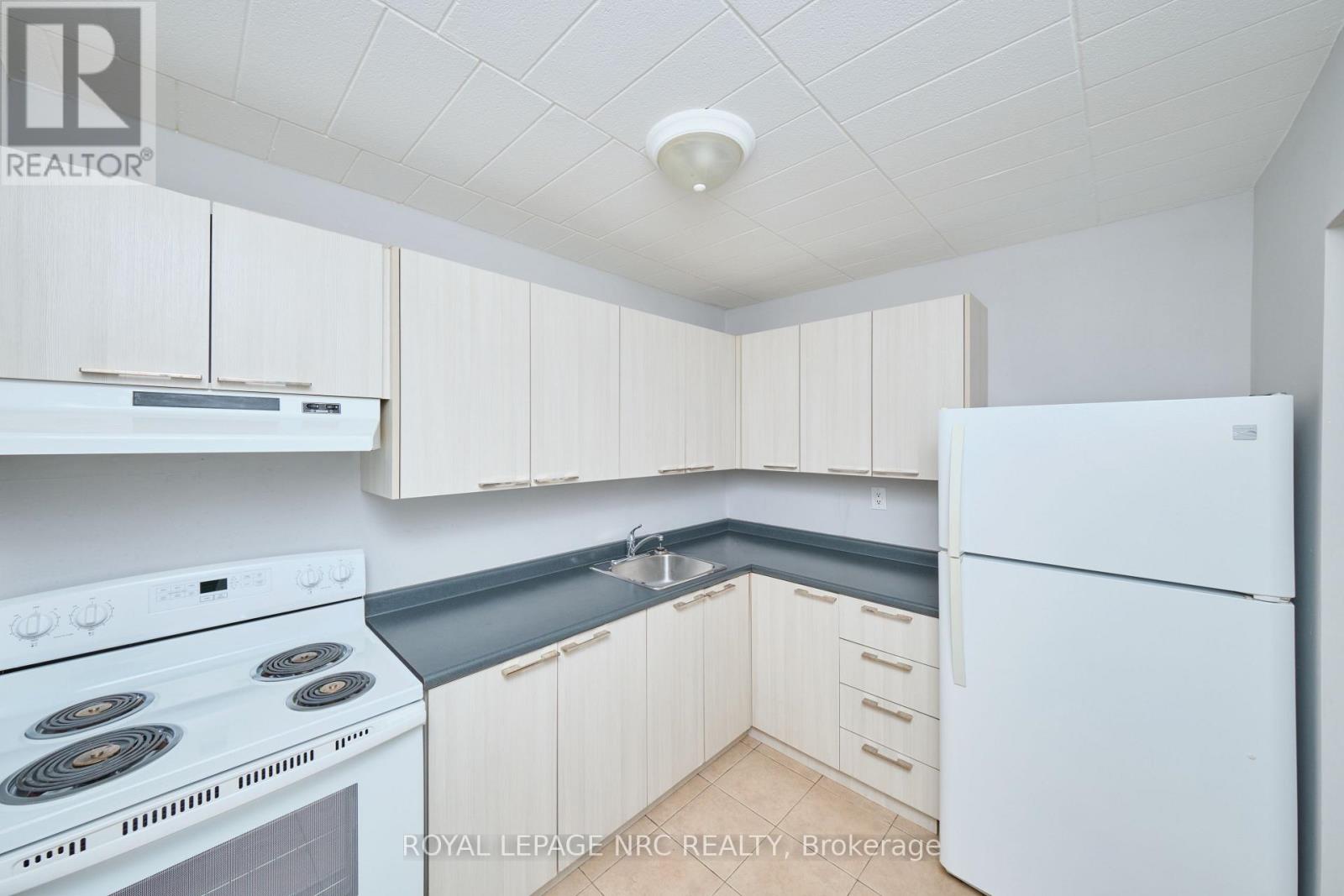 7 - 90 Woodlawn Road, Welland, Ontario  L3C 3J5 - Photo 8 - X12950658