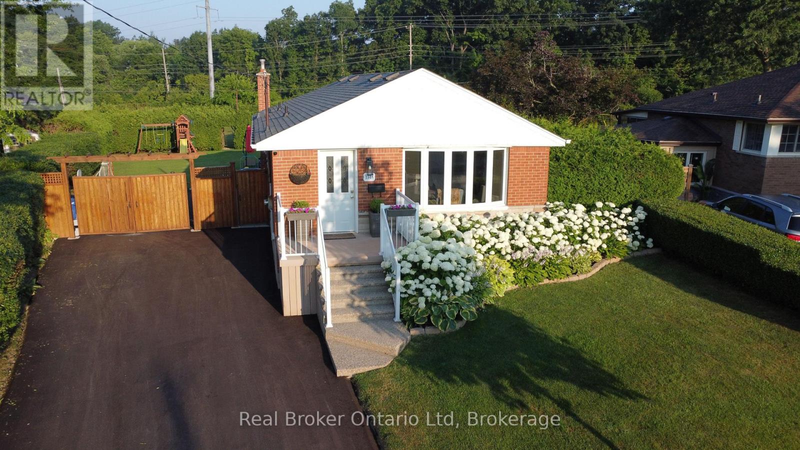 1518 Fisher Avenue, Burlington (Mountainside), Ontario  L7P 2L8 - Photo 1 - W12950678