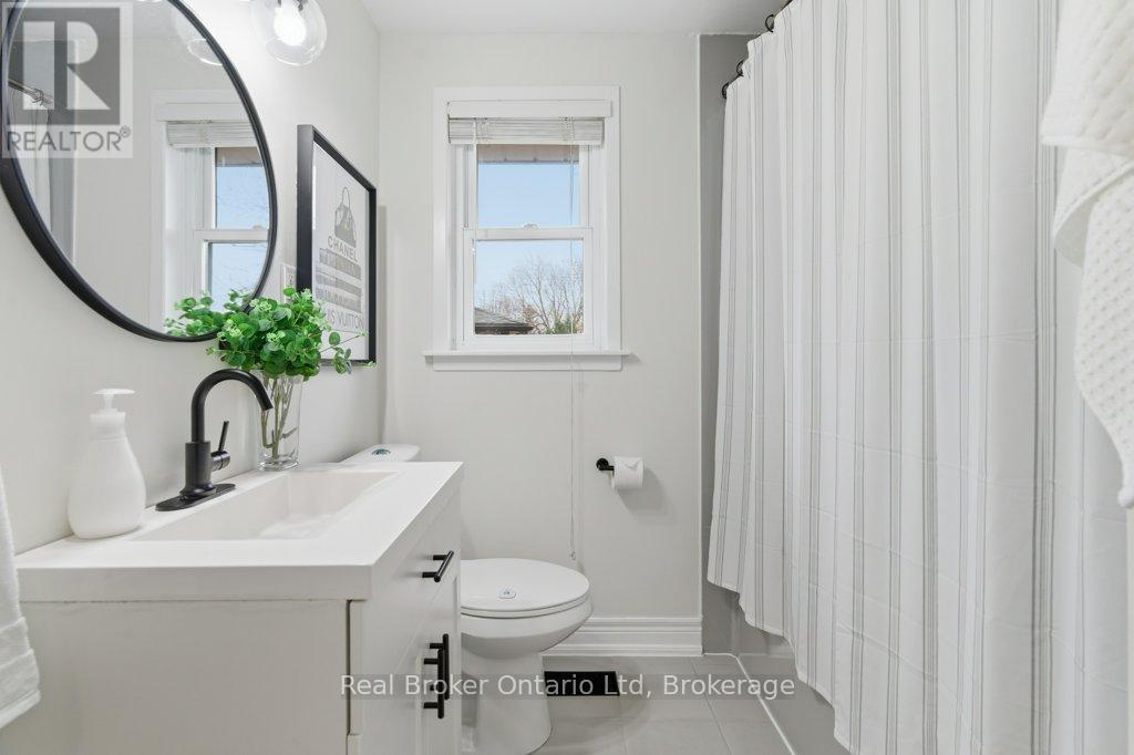 1518 Fisher Avenue, Burlington (Mountainside), Ontario  L7P 2L8 - Photo 21 - W12950678