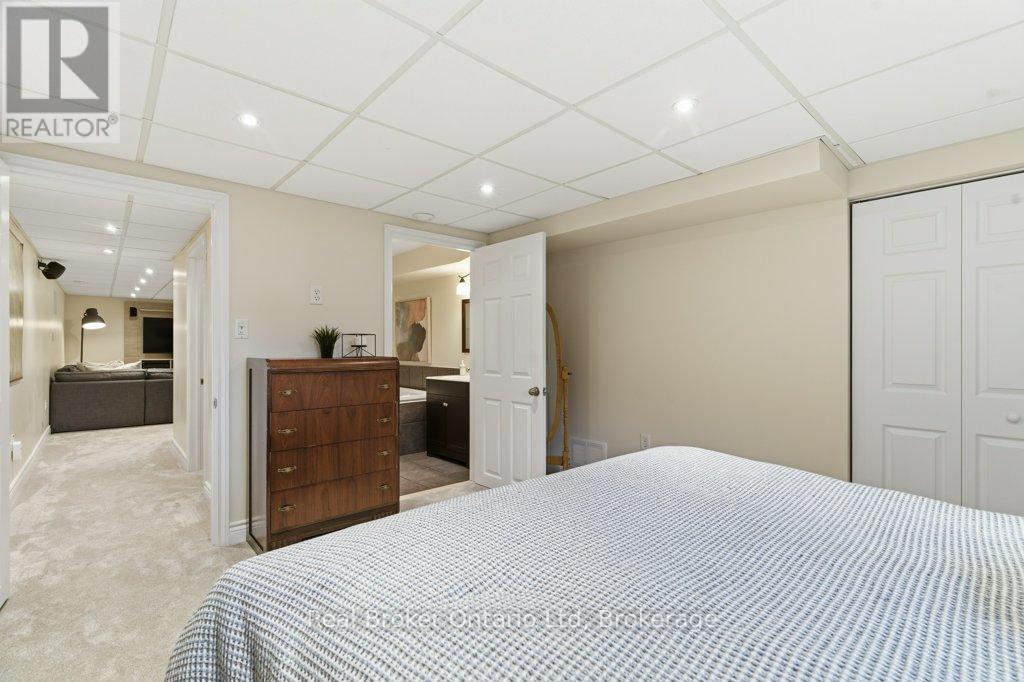 1518 Fisher Avenue, Burlington (Mountainside), Ontario  L7P 2L8 - Photo 32 - W12950678