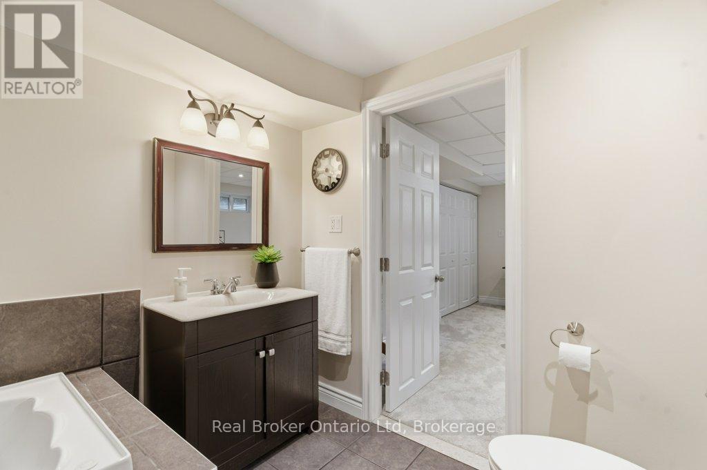 1518 Fisher Avenue, Burlington (Mountainside), Ontario  L7P 2L8 - Photo 34 - W12950678