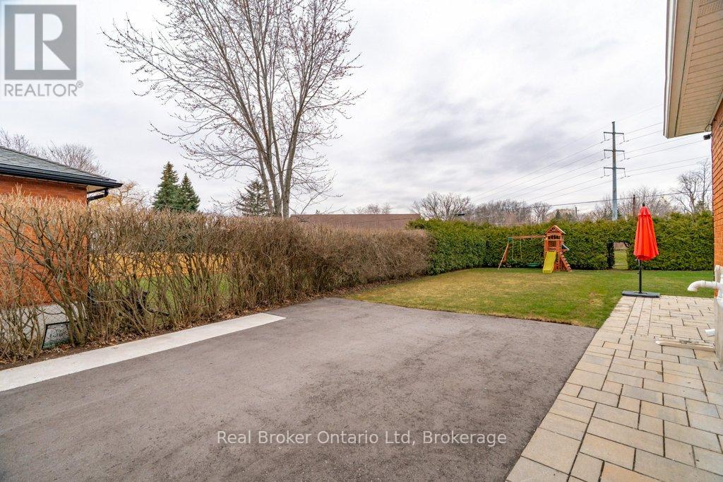 1518 Fisher Avenue, Burlington (Mountainside), Ontario  L7P 2L8 - Photo 36 - W12950678