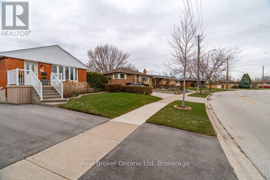 1518 Fisher Avenue, Burlington (Mountainside), Ontario  L7P 2L8 - Photo 4 - W12950678
