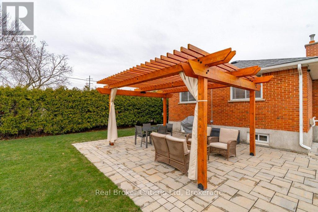 1518 Fisher Avenue, Burlington (Mountainside), Ontario  L7P 2L8 - Photo 41 - W12950678