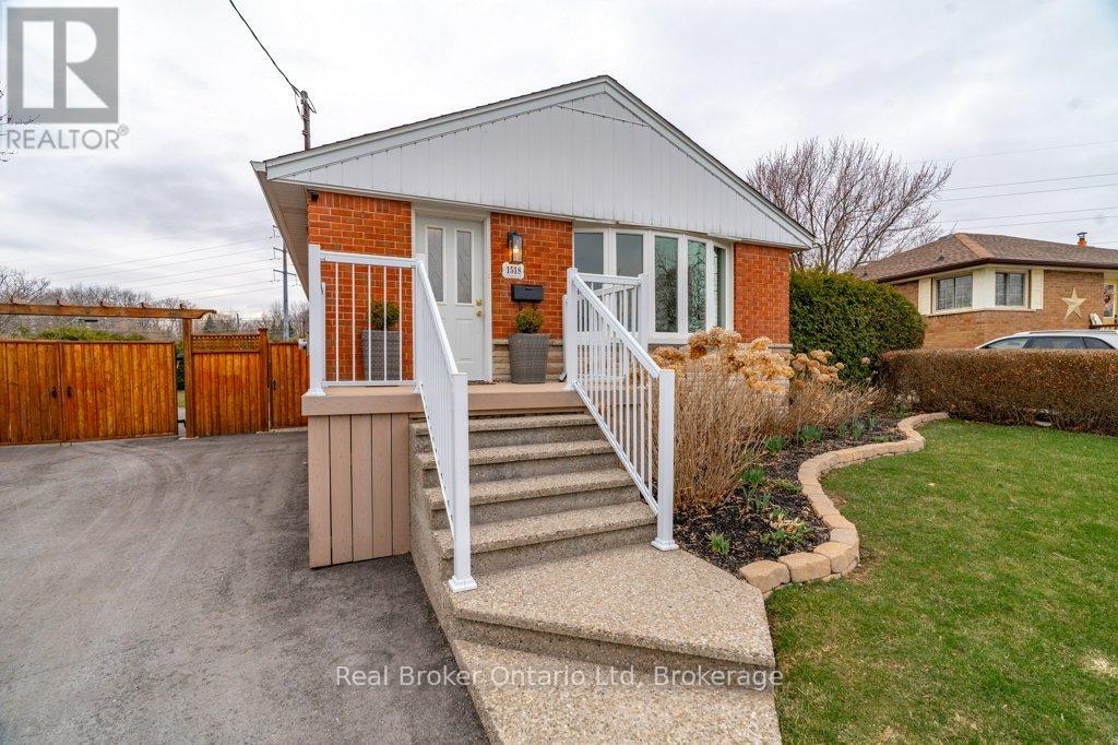 1518 Fisher Avenue, Burlington (Mountainside), Ontario  L7P 2L8 - Photo 6 - W12950678