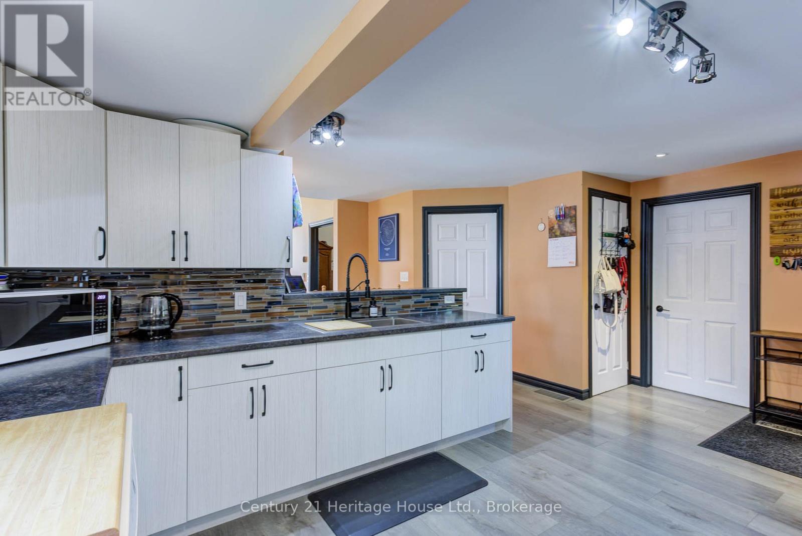 276 12th Street, Hanover, Ontario  N4N 1V3 - Photo 12 - X12950450