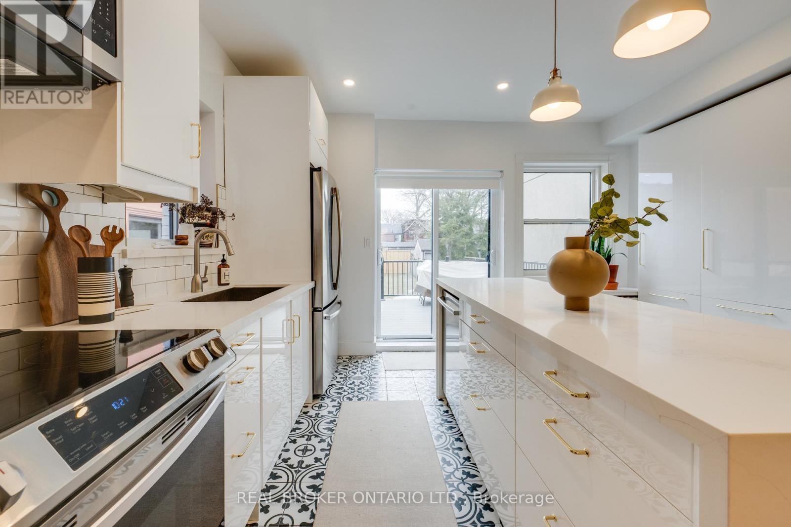 287 High Park Avenue, Toronto, Ontario  M6P 2S8 - Photo 10 - W12946260