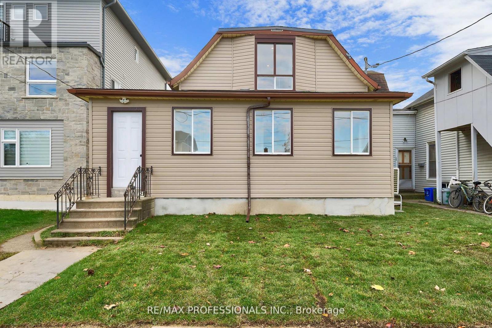 27 Oakdale Avenue, St. Catharines, Ontario  L2P 2B8 - Photo 2 - X12940914