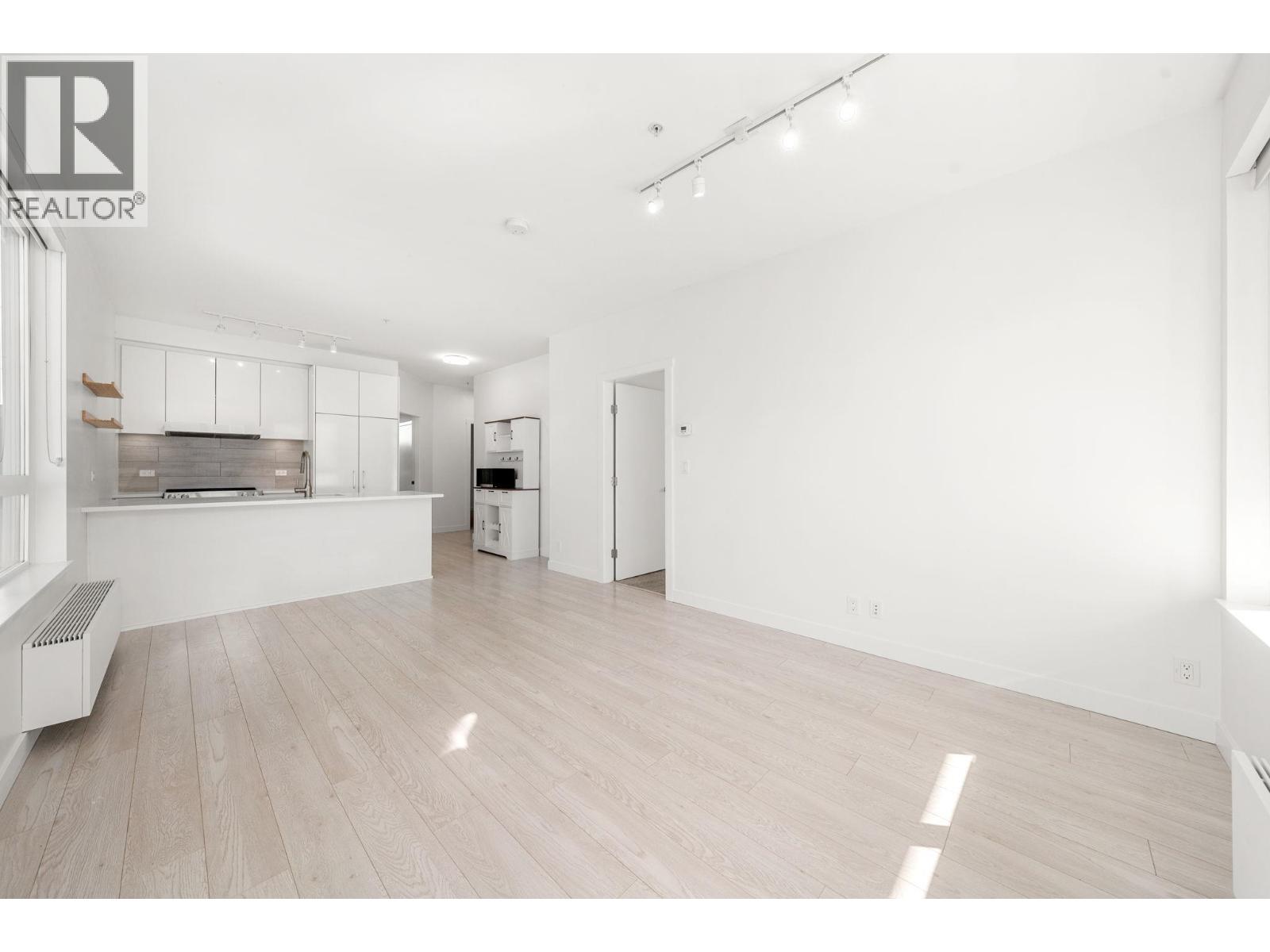 208 711 W 14th Street, North Vancouver, British Columbia  V7M 3E8 - Photo 2 - R3102253