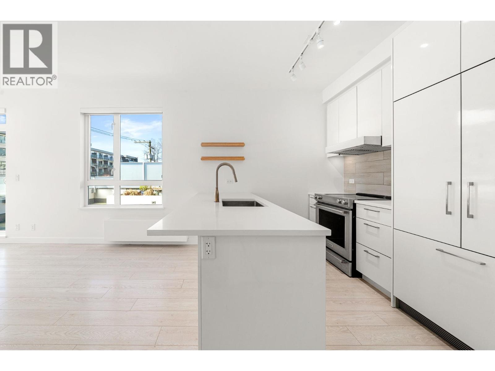 208 711 W 14th Street, North Vancouver, British Columbia  V7M 3E8 - Photo 9 - R3102253