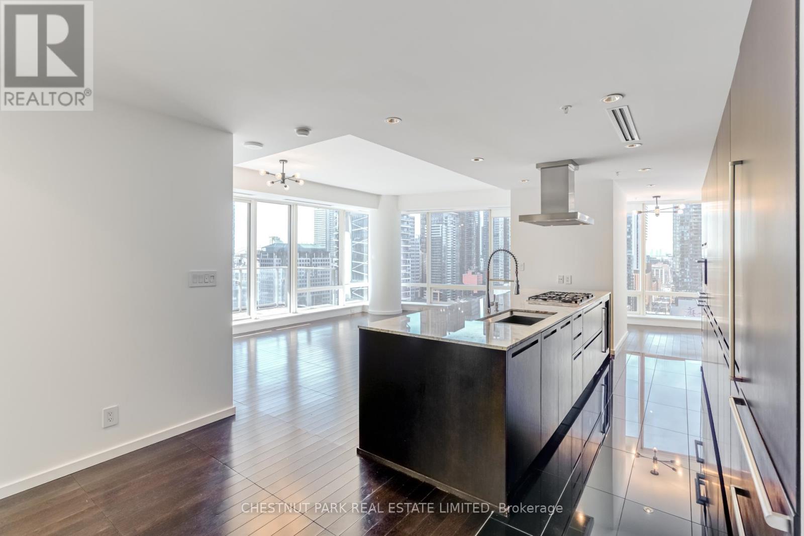 2001 - 180 UNIVERSITY AVENUE, Toronto, Ontario