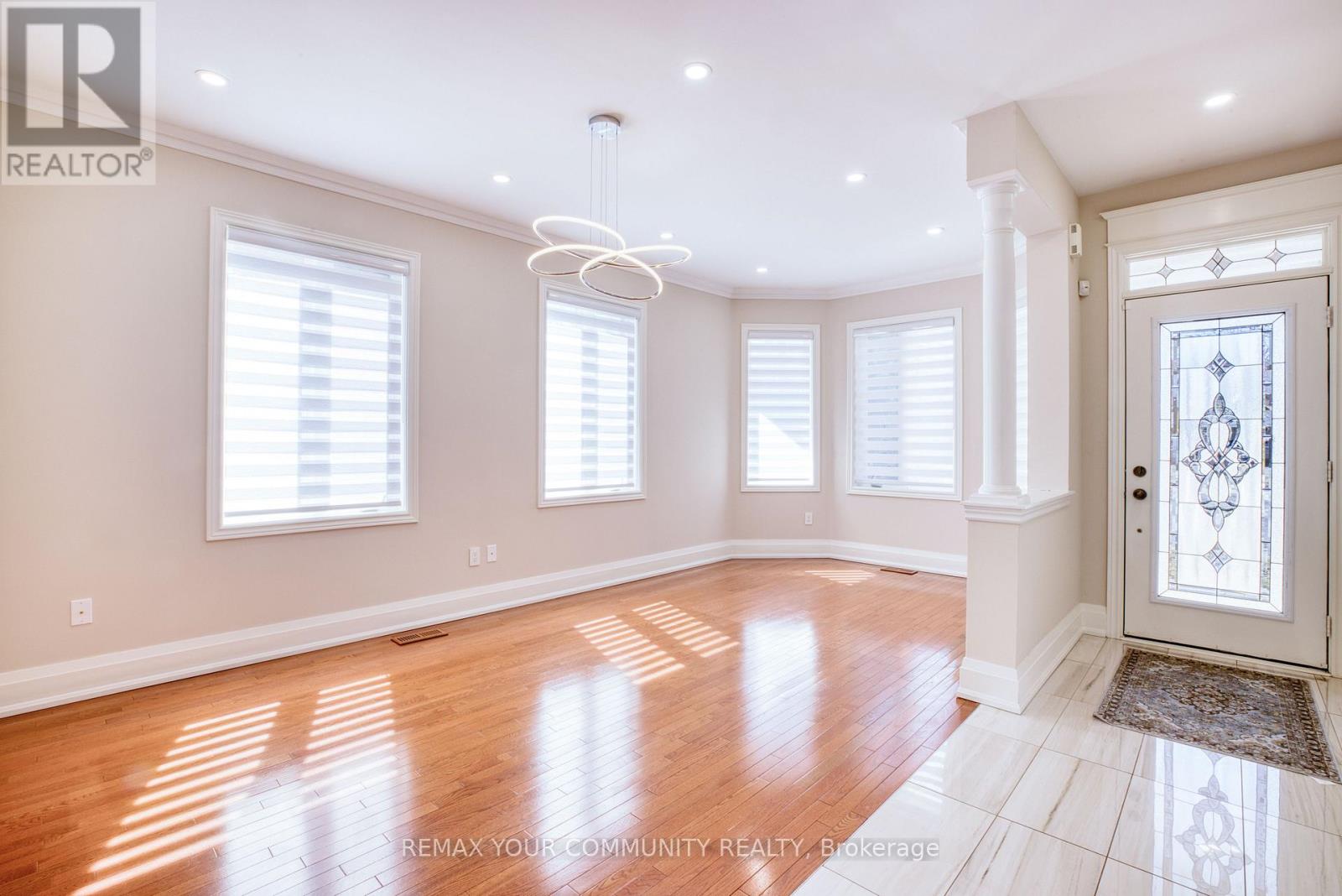 57 Abilene Court, Richmond Hill, Ontario  L4C 0S6 - Photo 3 - N12950246