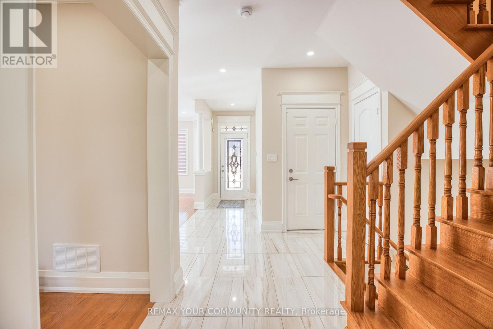 57 Abilene Court, Richmond Hill, Ontario  L4C 0S6 - Photo 4 - N12950246