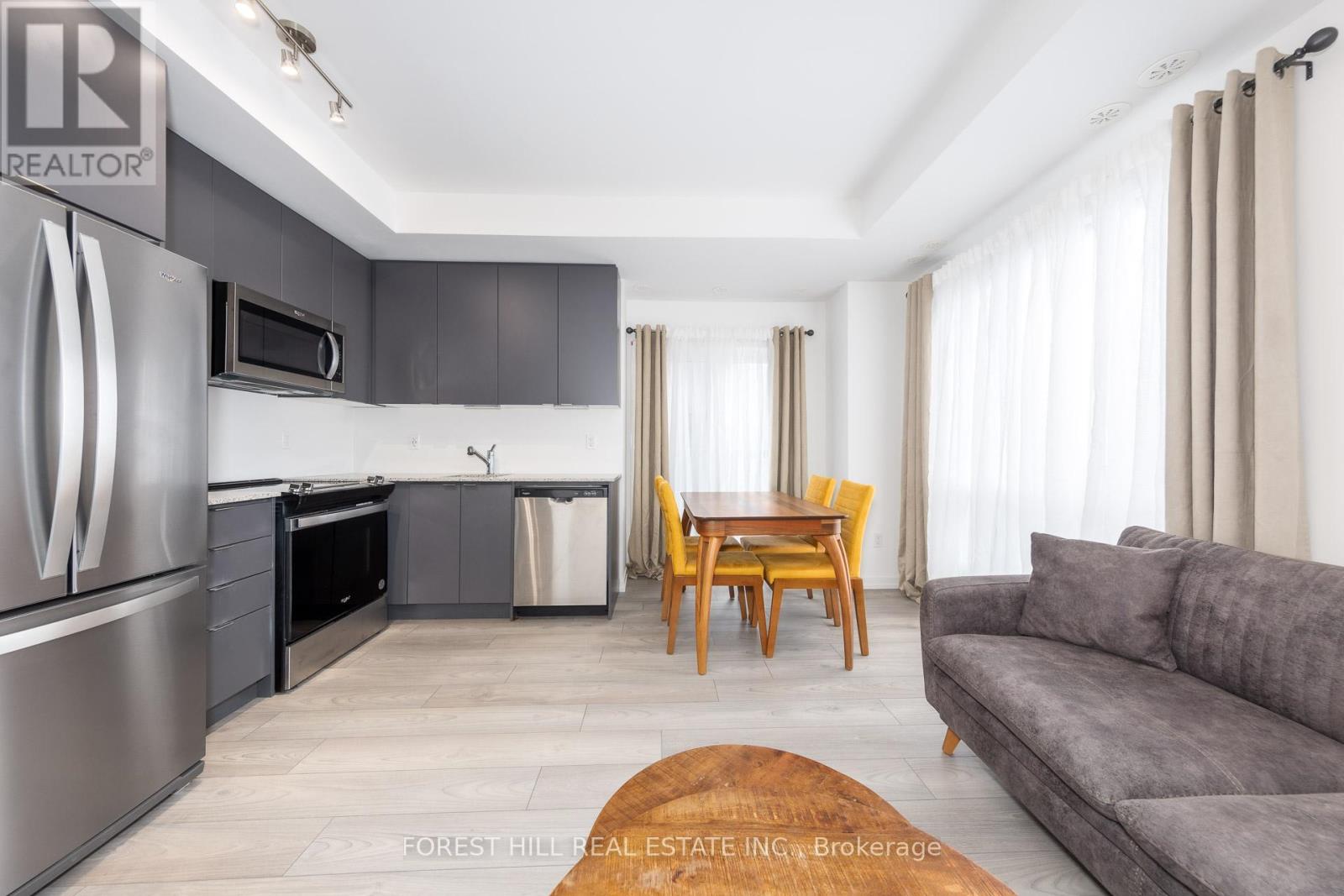 2 - 18 Lytham Green Circle, Newmarket, Ontario  L3Y 0H4 - Photo 2 - N12950588