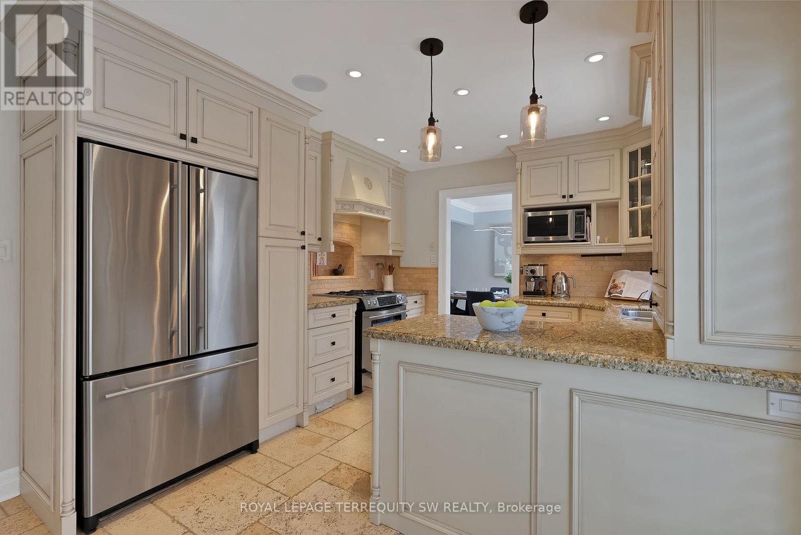 1169 Carlo Court, Mississauga, Ontario  L4W 3N6 - Photo 14 - W12950282