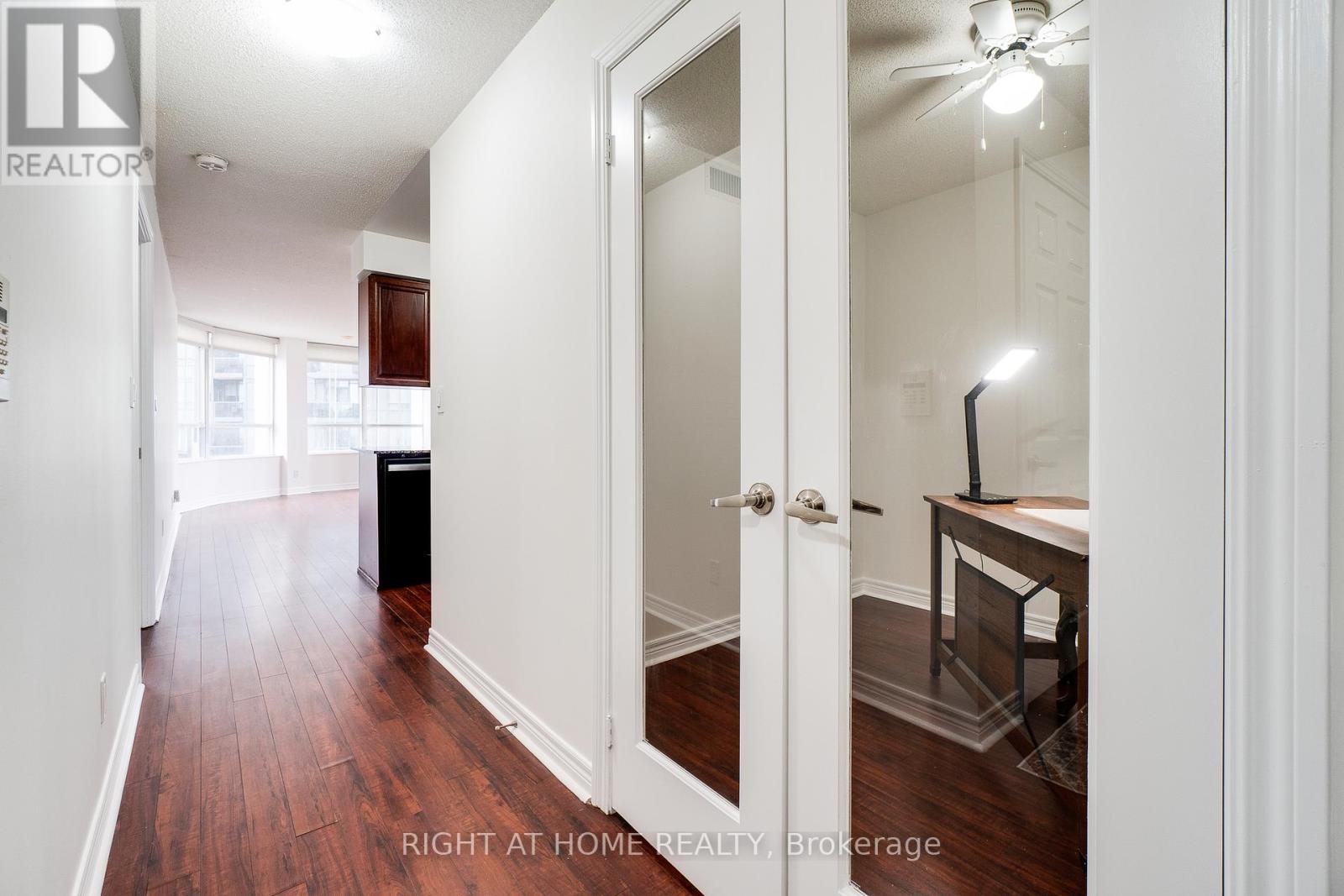 1713 - 310 Burnhamthorpe Road W, Mississauga, Ontario  L5B 4P9 - Photo 10 - W12950288