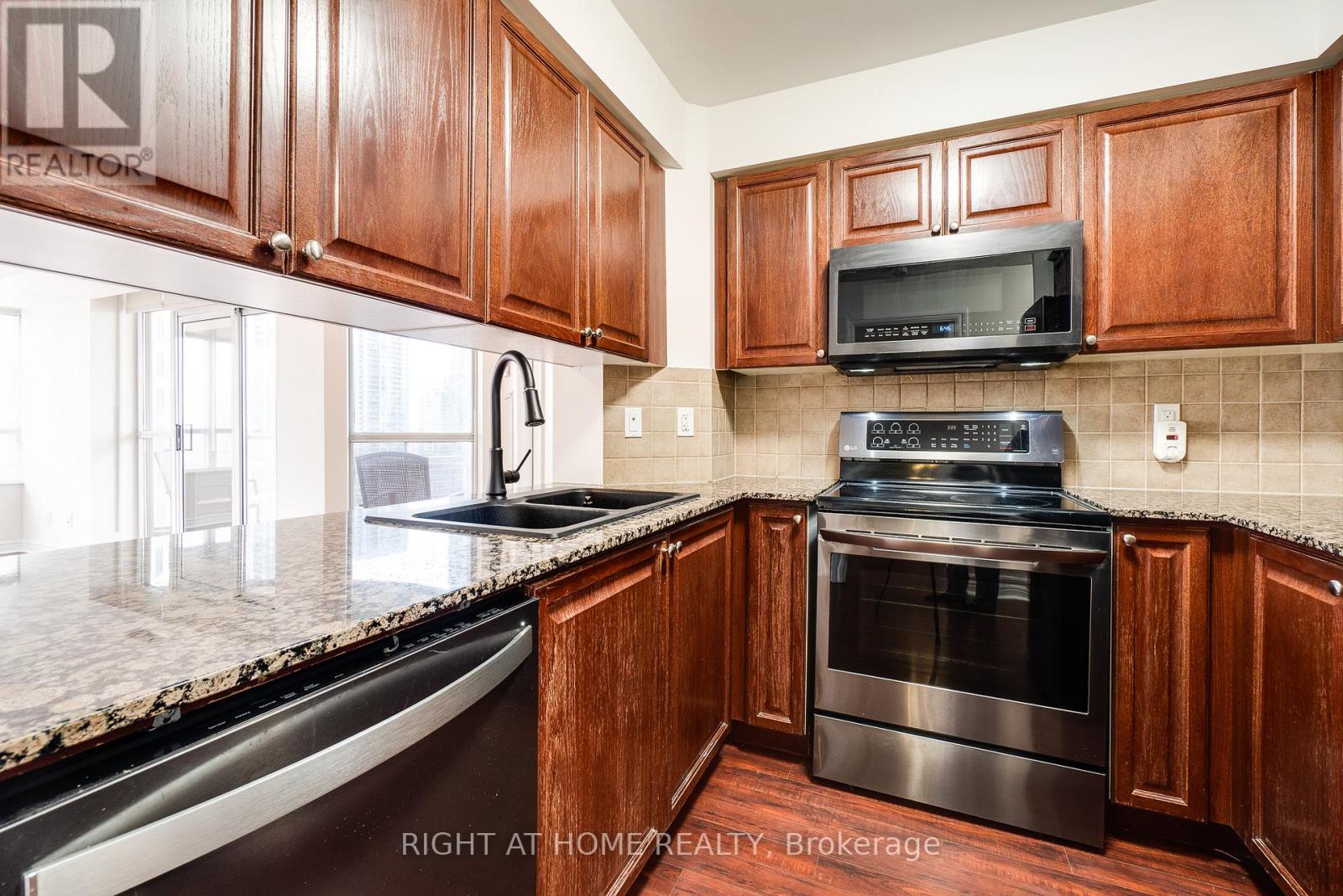 1713 - 310 Burnhamthorpe Road W, Mississauga, Ontario  L5B 4P9 - Photo 12 - W12950288