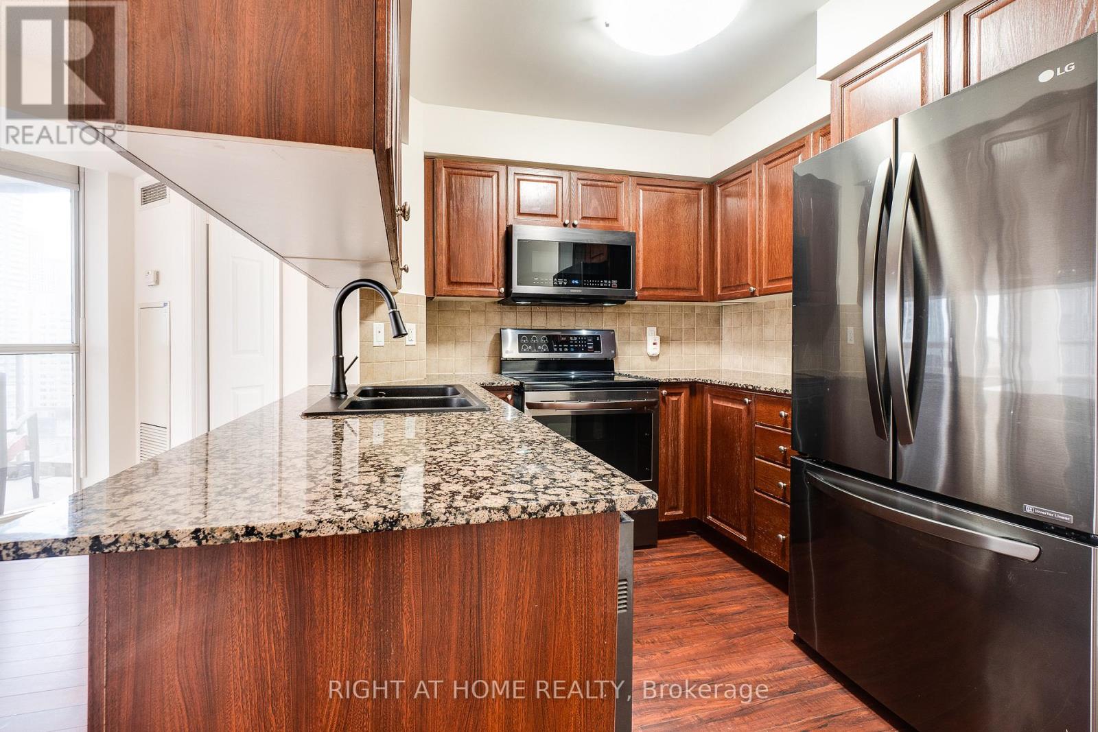 1713 - 310 Burnhamthorpe Road W, Mississauga, Ontario  L5B 4P9 - Photo 14 - W12950288