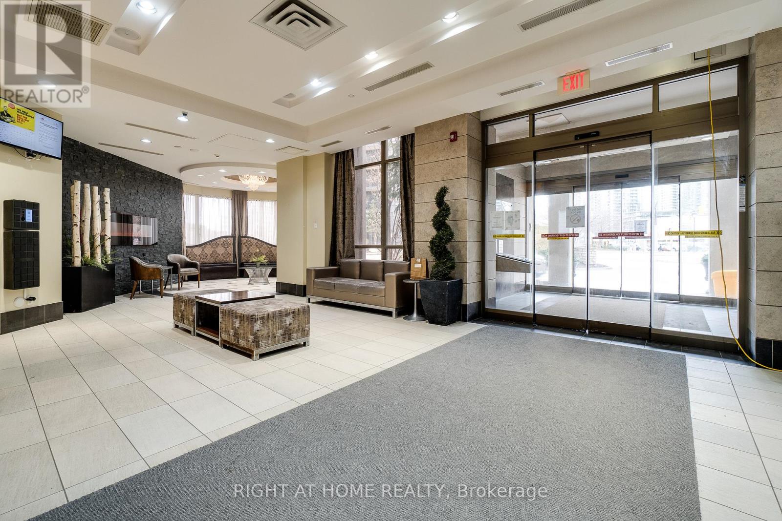 1713 - 310 Burnhamthorpe Road W, Mississauga, Ontario  L5B 4P9 - Photo 3 - W12950288