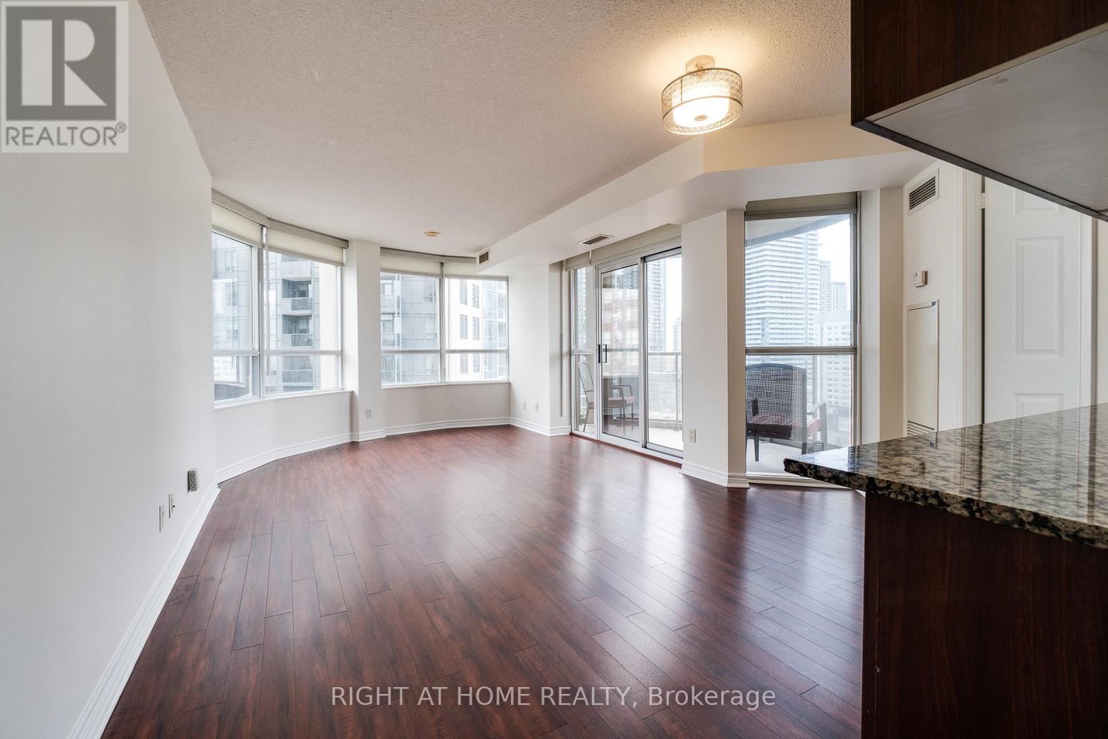 1713 - 310 Burnhamthorpe Road W, Mississauga, Ontario  L5B 4P9 - Photo 7 - W12950288