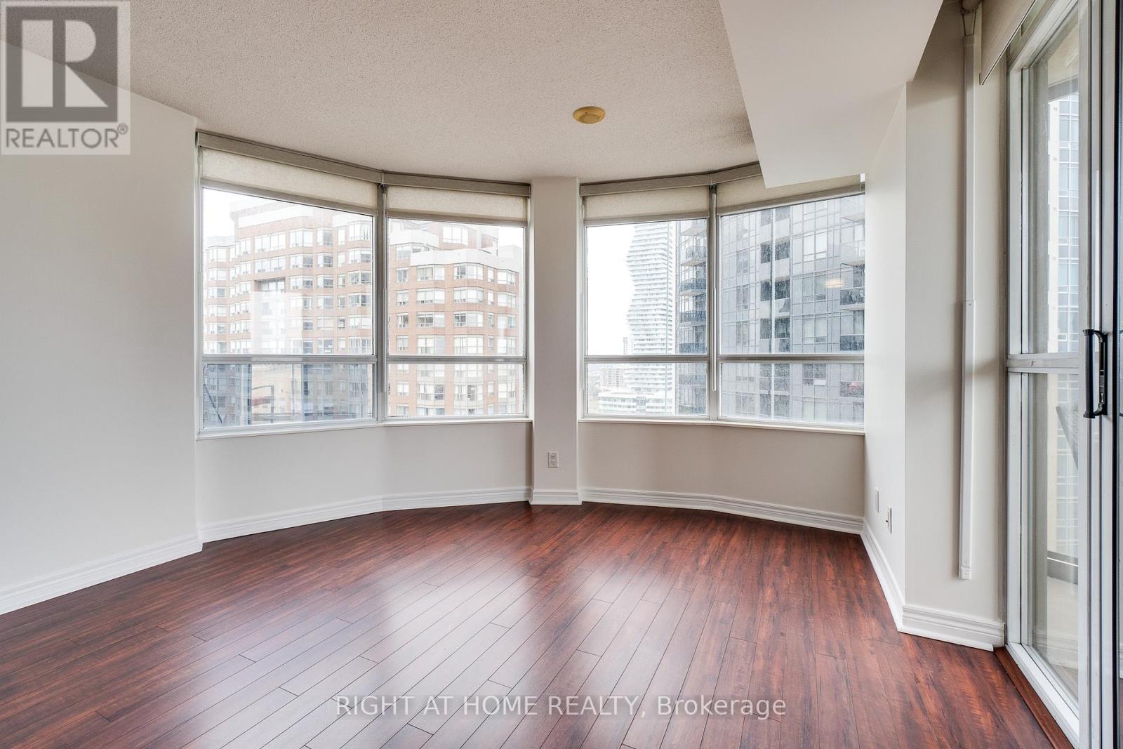 1713 - 310 Burnhamthorpe Road W, Mississauga, Ontario  L5B 4P9 - Photo 8 - W12950288