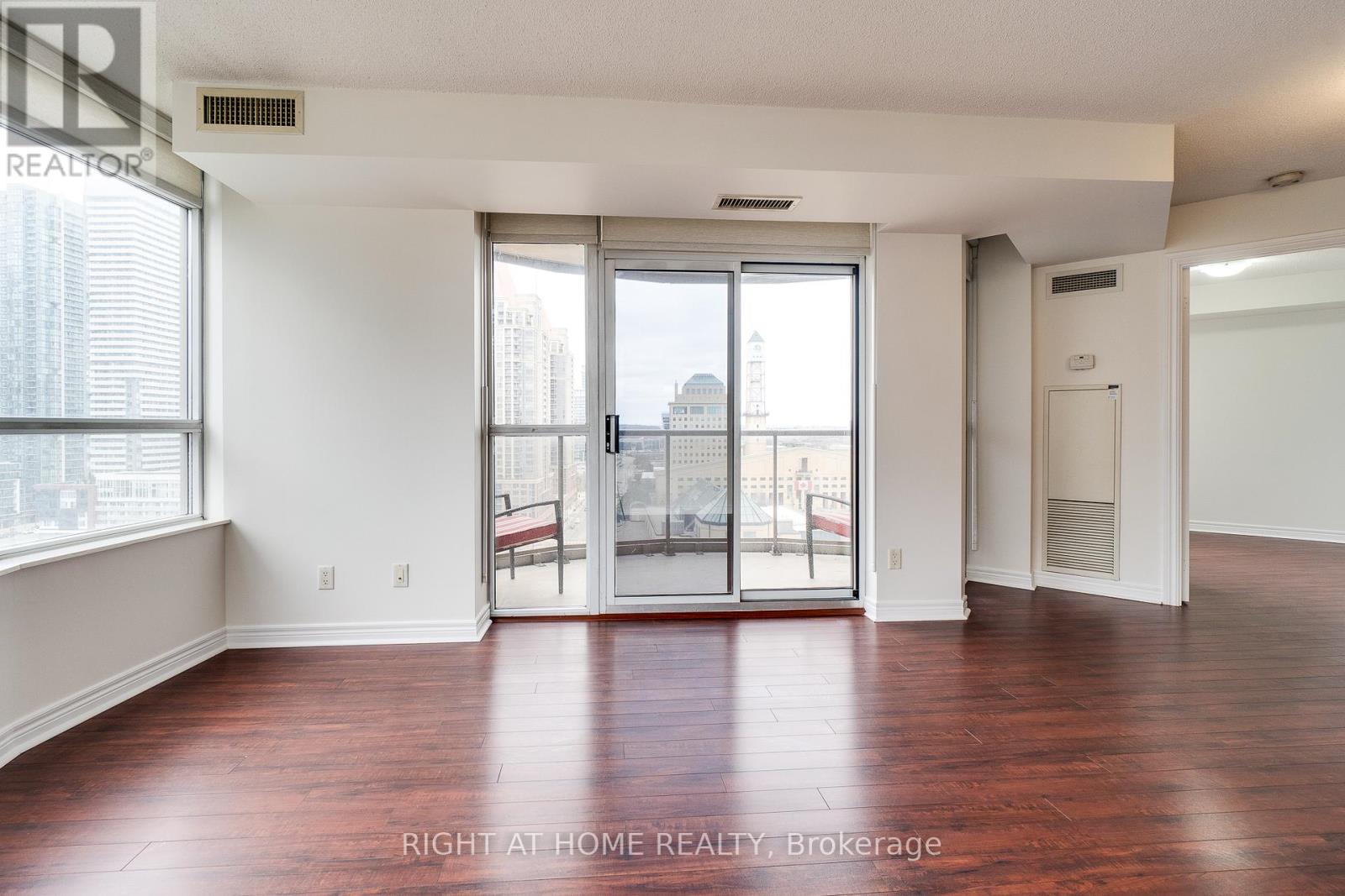 1713 - 310 Burnhamthorpe Road W, Mississauga, Ontario  L5B 4P9 - Photo 9 - W12950288