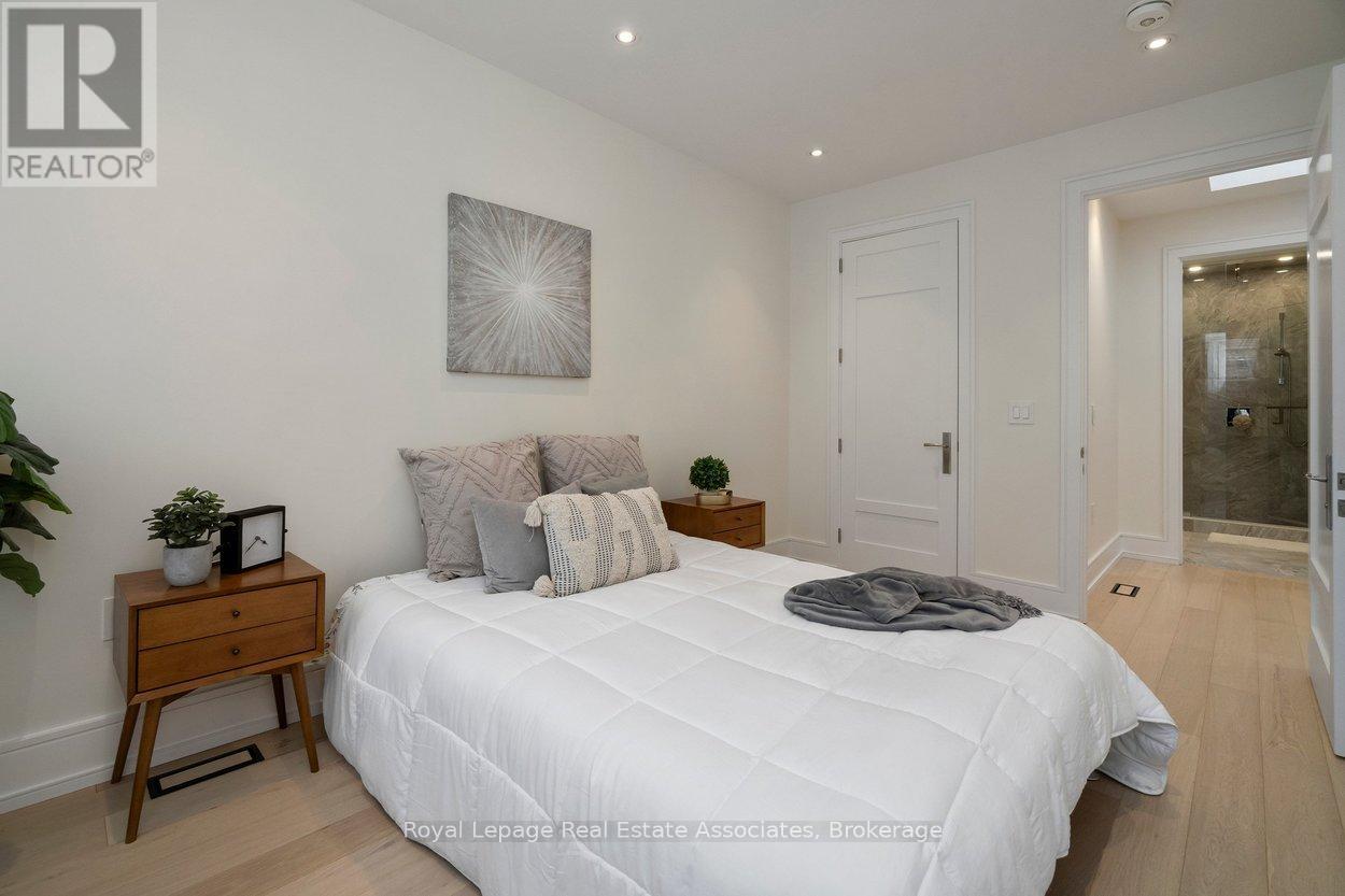 63 Troy Street, Mississauga, Ontario  L5G 1S6 - Photo 32 - W12950394