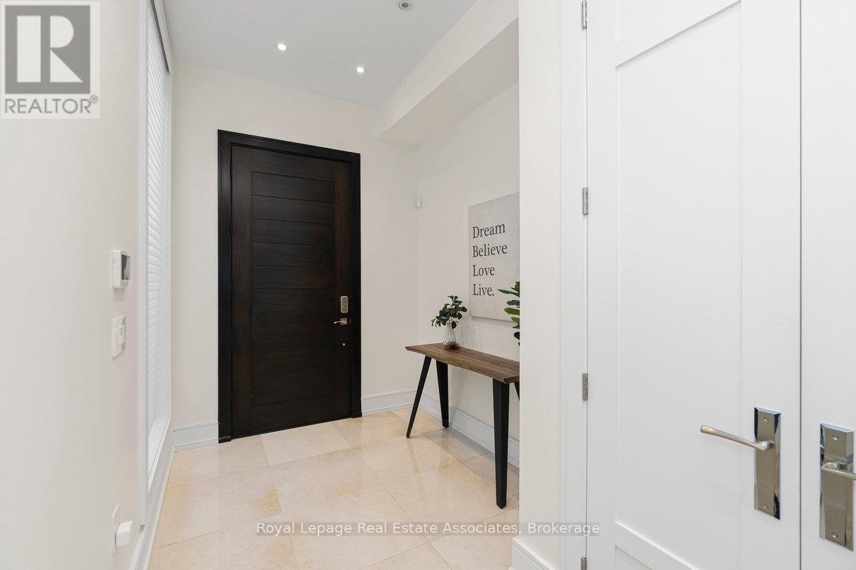 63 Troy Street, Mississauga, Ontario  L5G 1S6 - Photo 5 - W12950394