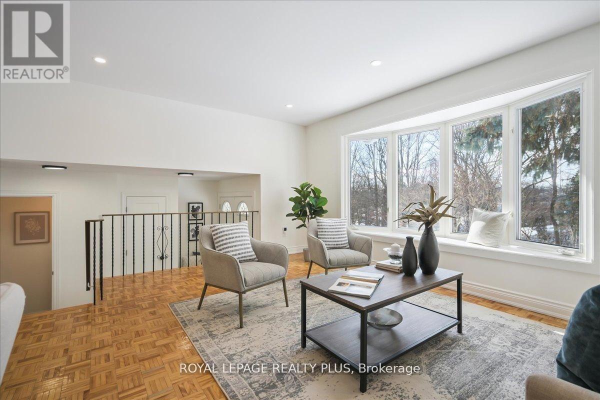 3655 Burnbrae Drive, Mississauga, Ontario  L5C 2R6 - Photo 3 - W12950416