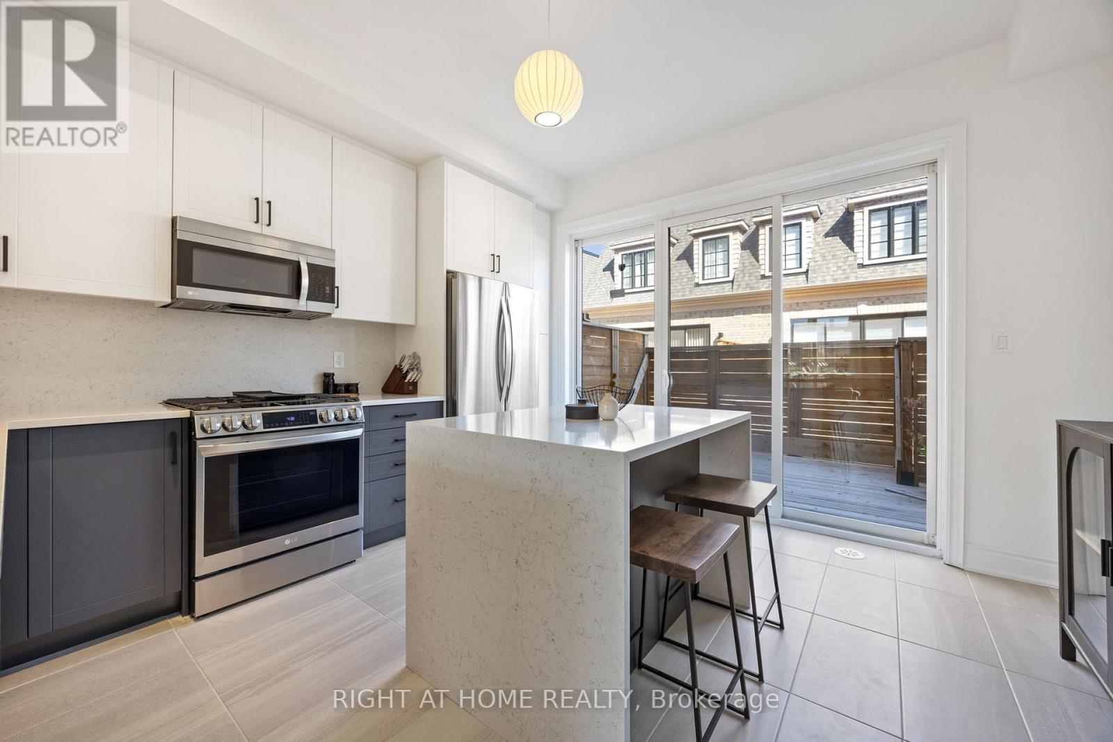 21 - 10 Lunar Crescent, Mississauga, Ontario  L5M 2P6 - Photo 4 - W12950528