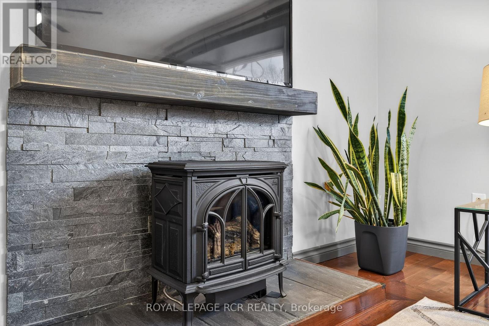 11 Hilltop Drive, Caledon, Ontario  L7C 1K7 - Photo 8 - W12950534