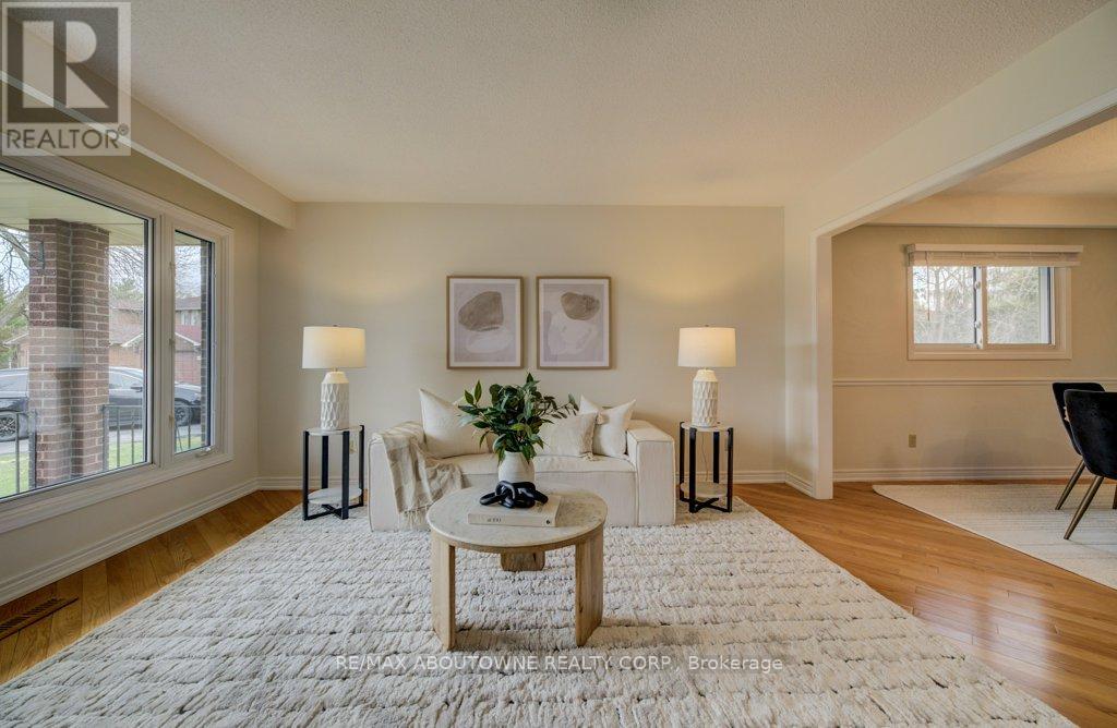 440 Parkridge Crescent, Oakville, Ontario  L6M 1B2 - Photo 2 - W12950592