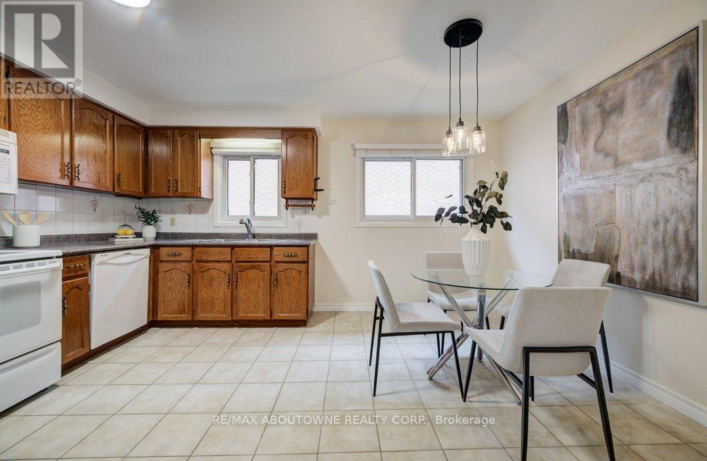 440 Parkridge Crescent, Oakville, Ontario  L6M 1B2 - Photo 5 - W12950592